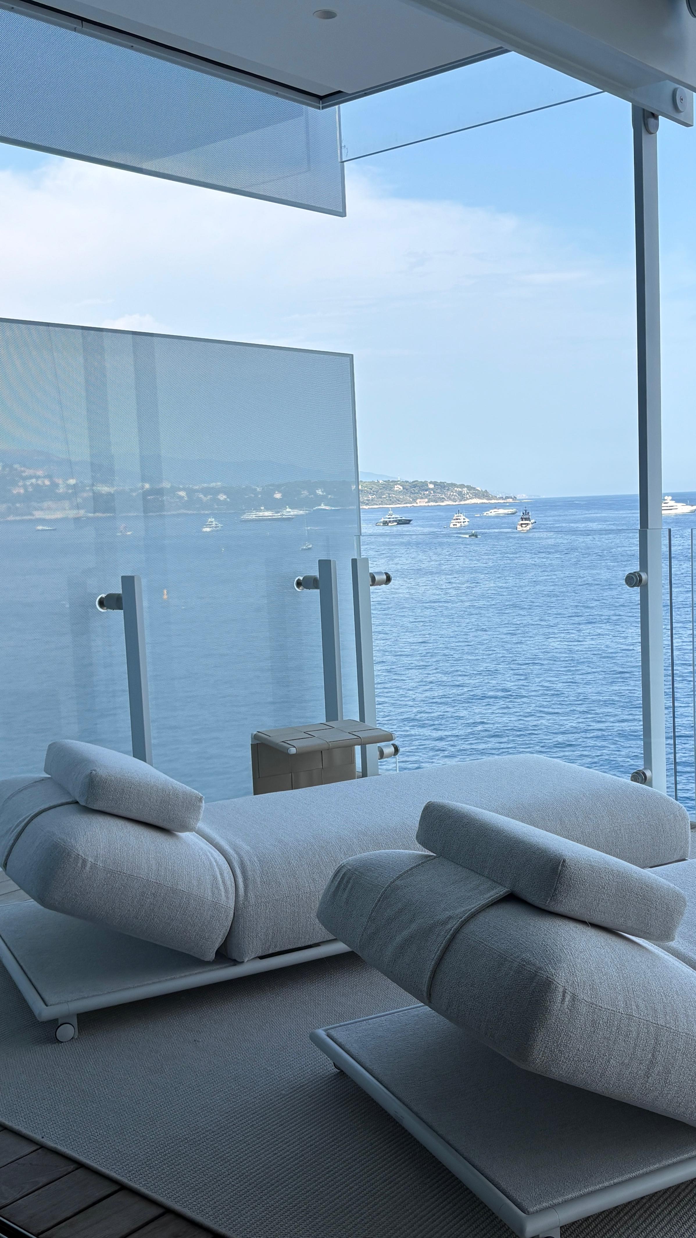 Le Renzo Apartment, Monaco - terrace daybeds